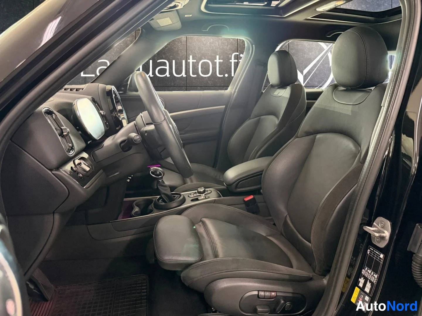 Musta Mini Countryman Cooper SE ALL4 2023, ohjaamo, kuva 13