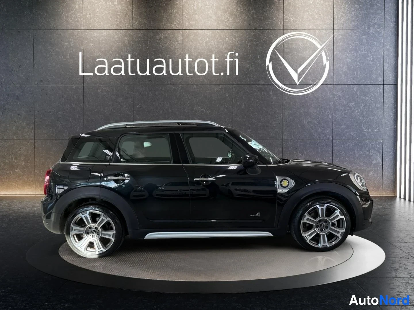 Musta Mini Countryman Cooper SE ALL4 2023, sivulta, kuva 4