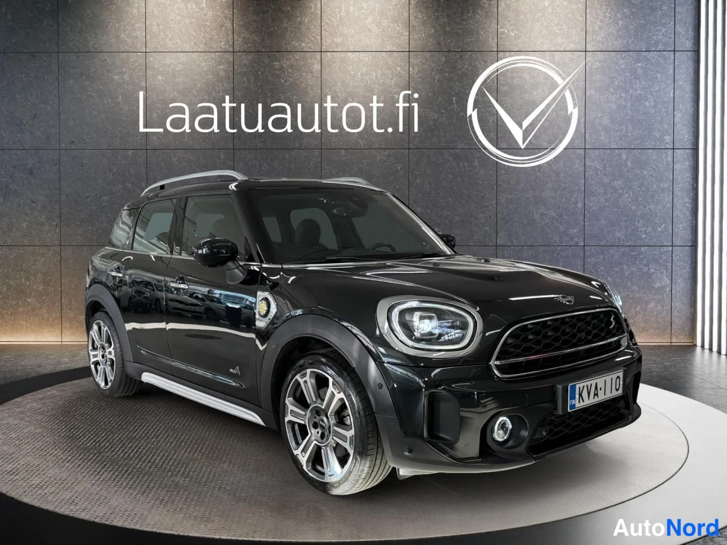 Musta Mini Countryman Cooper SE ALL4 2023, etuviisto, keula oikealle, kuva 2