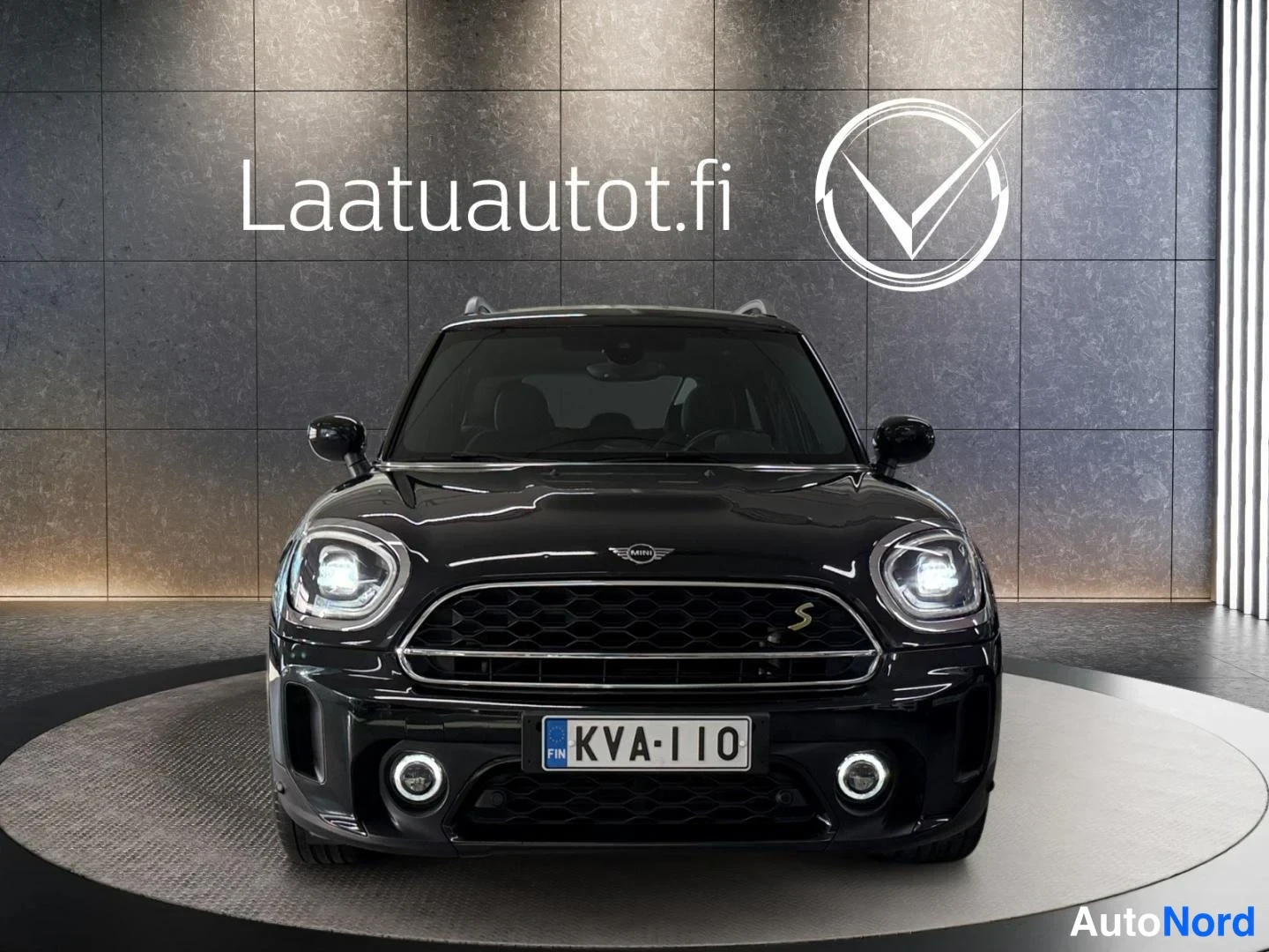 Musta Mini Countryman Cooper SE ALL4 2023, edestä, kuva 3