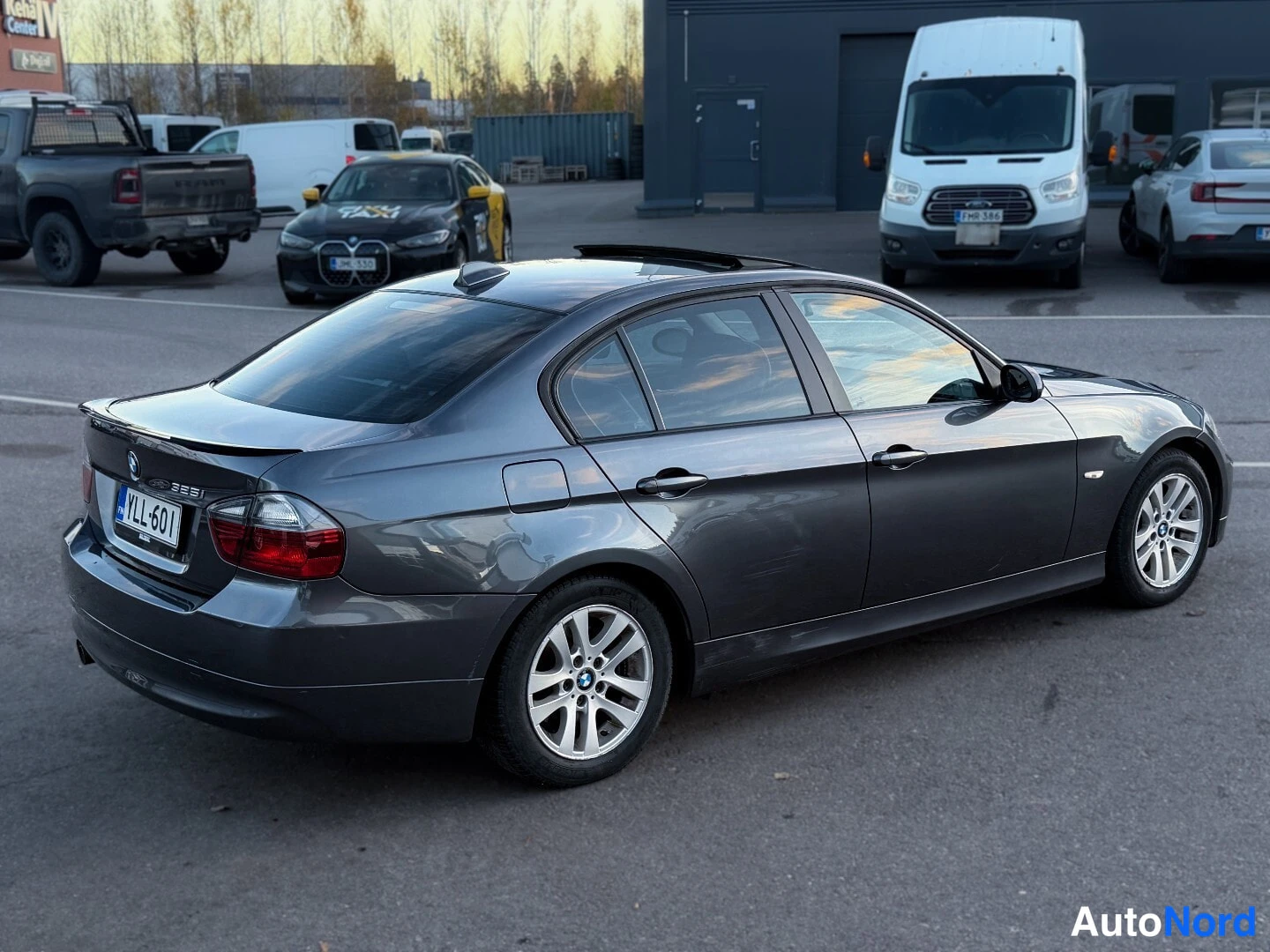 Harmaa BMW 325i 2006, takaviisto, kuva 2
