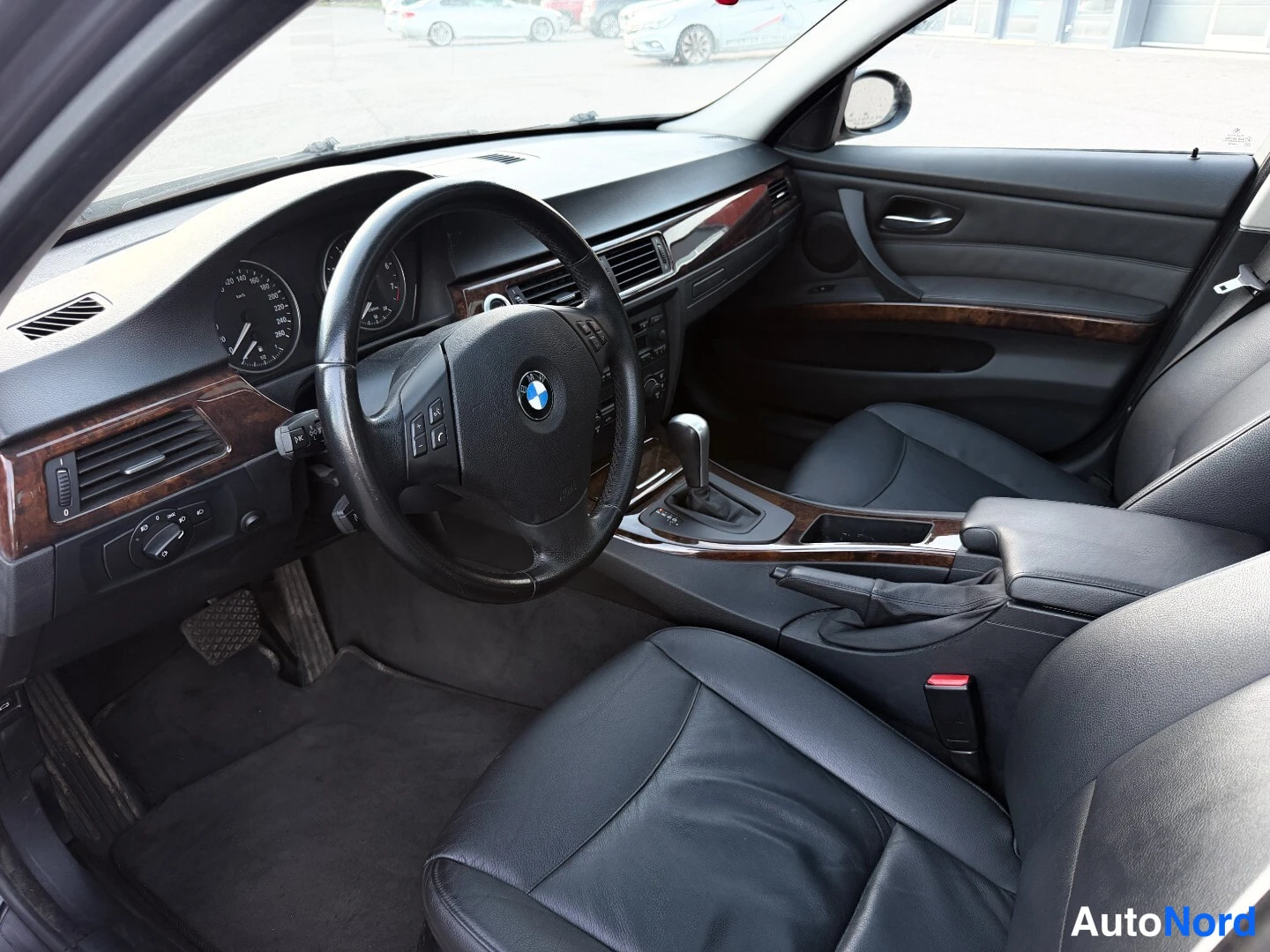 Harmaa BMW 325i 2006, ohjaamo, kuva 3