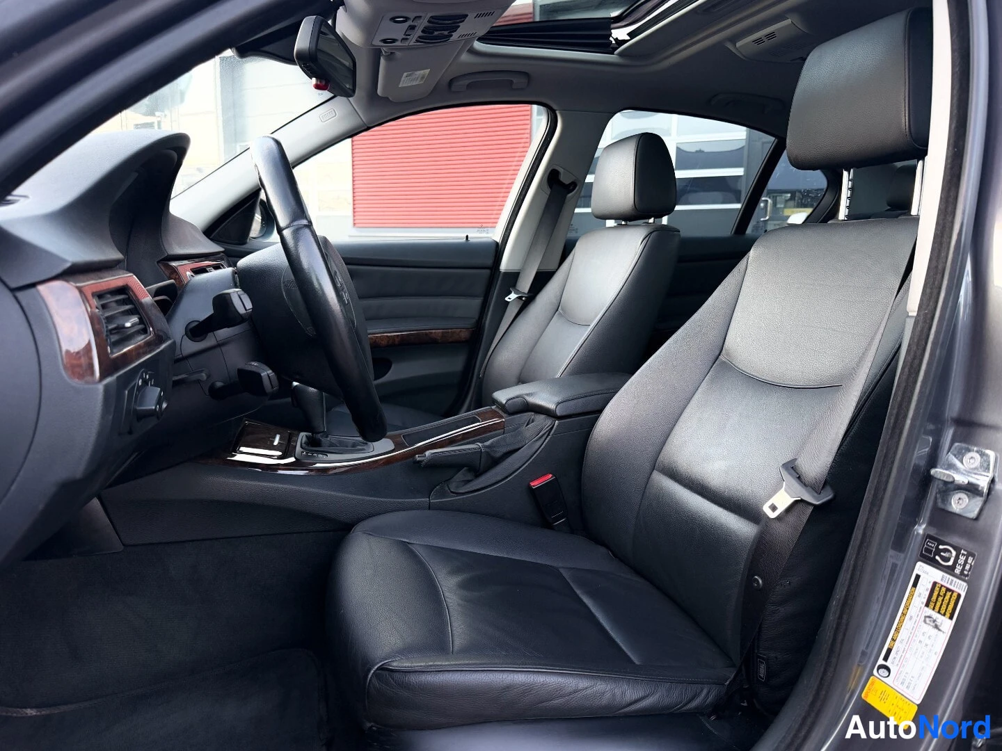 Harmaa BMW 325i 2006, etuistuimet, kuva 4
