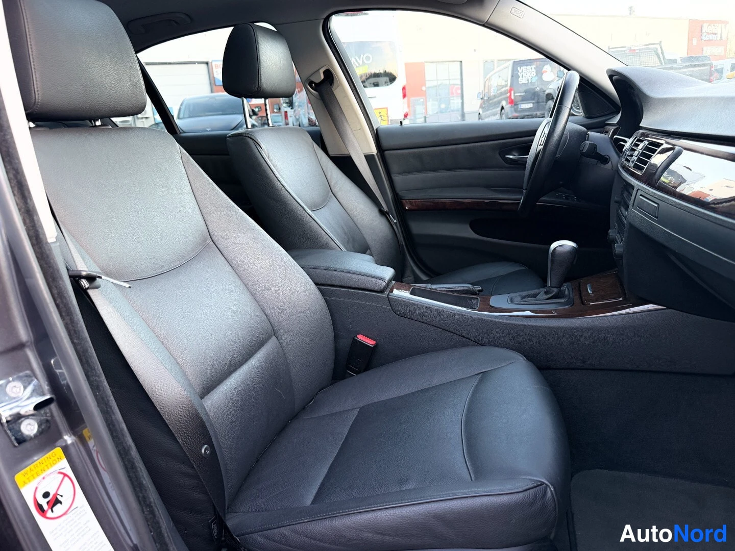 Harmaa BMW 325i 2006, etuistuimet, kuva 5