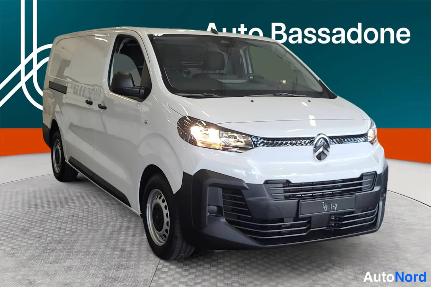 Valkoinen Citroen Jumpy 2026, etuviisto, keula oikealle, kuva 2