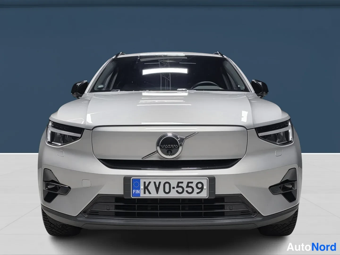 Harmaa Volvo XC40 2024, edestä, kuva 3