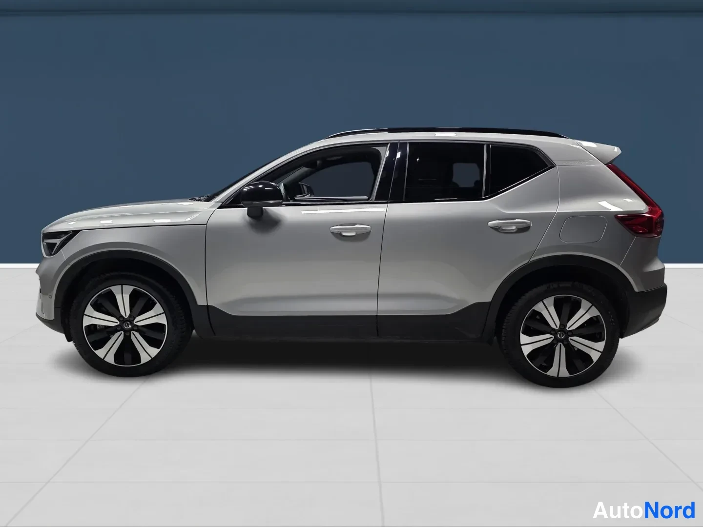 Harmaa Volvo XC40 2024, sivulta, kuva 4