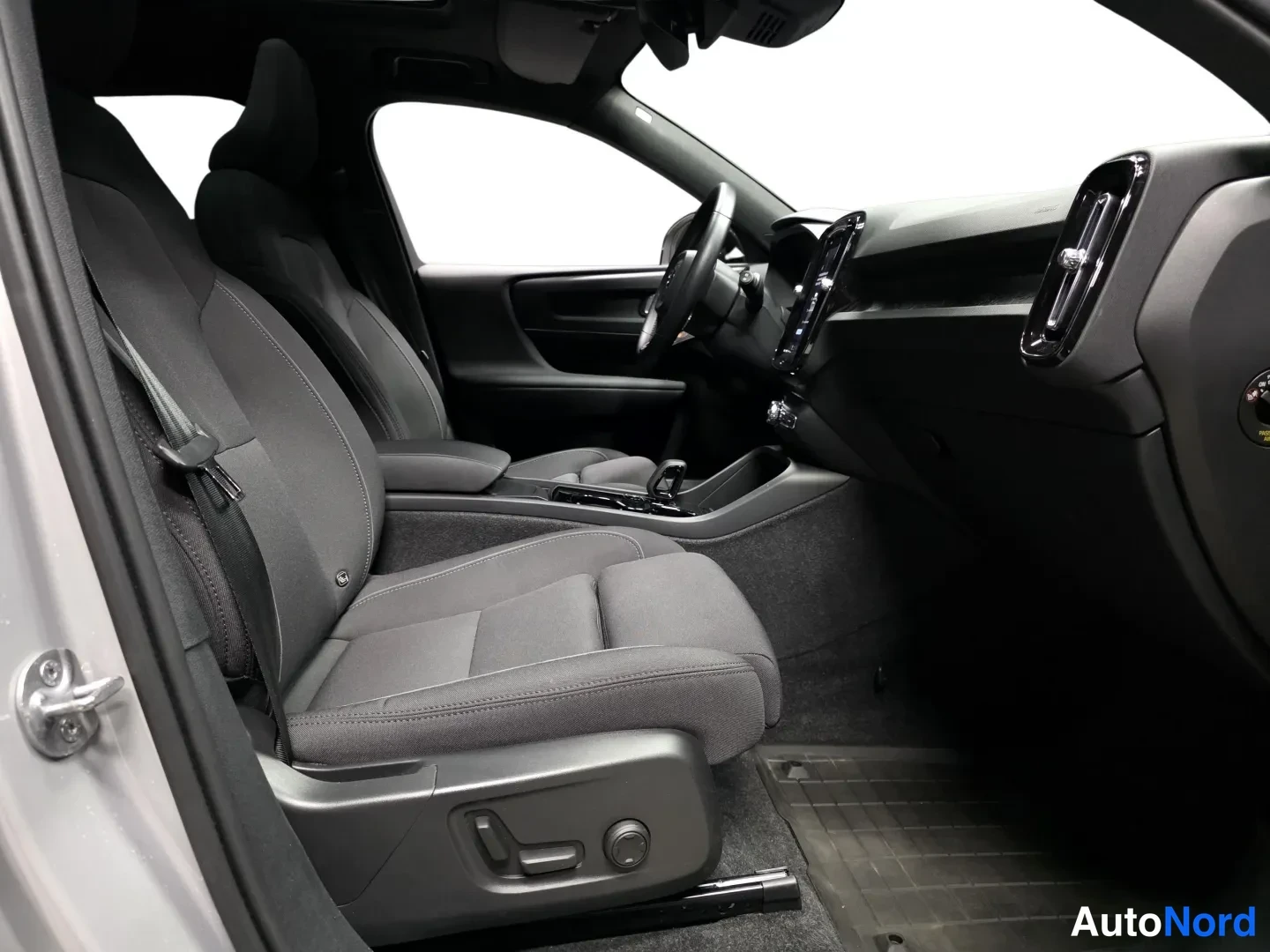 Harmaa Volvo XC40 2024, etuistuimet, kuva 14