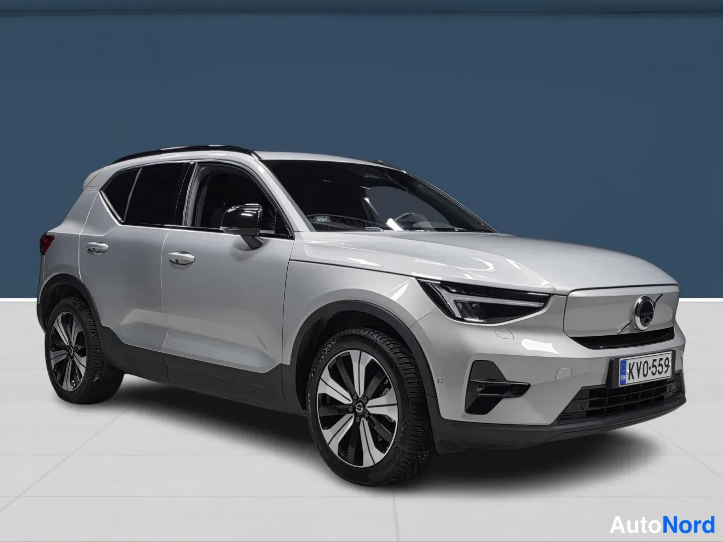 Harmaa Volvo XC40 2024, etuviisto, keula oikealle, kuva 2