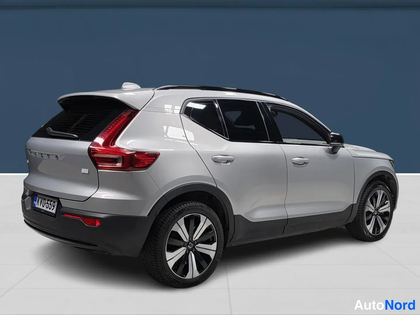 Harmaa Volvo XC40 2024, takaviisto, kuva 5