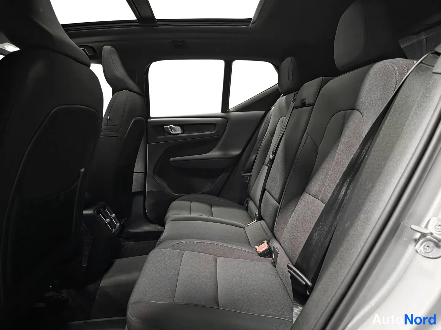Harmaa Volvo XC40 2024, takaistuimet, kuva 15