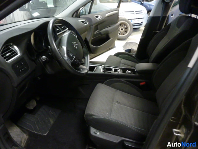 Ruskea Citroen C4 2014, ohjaamo, kuva 6