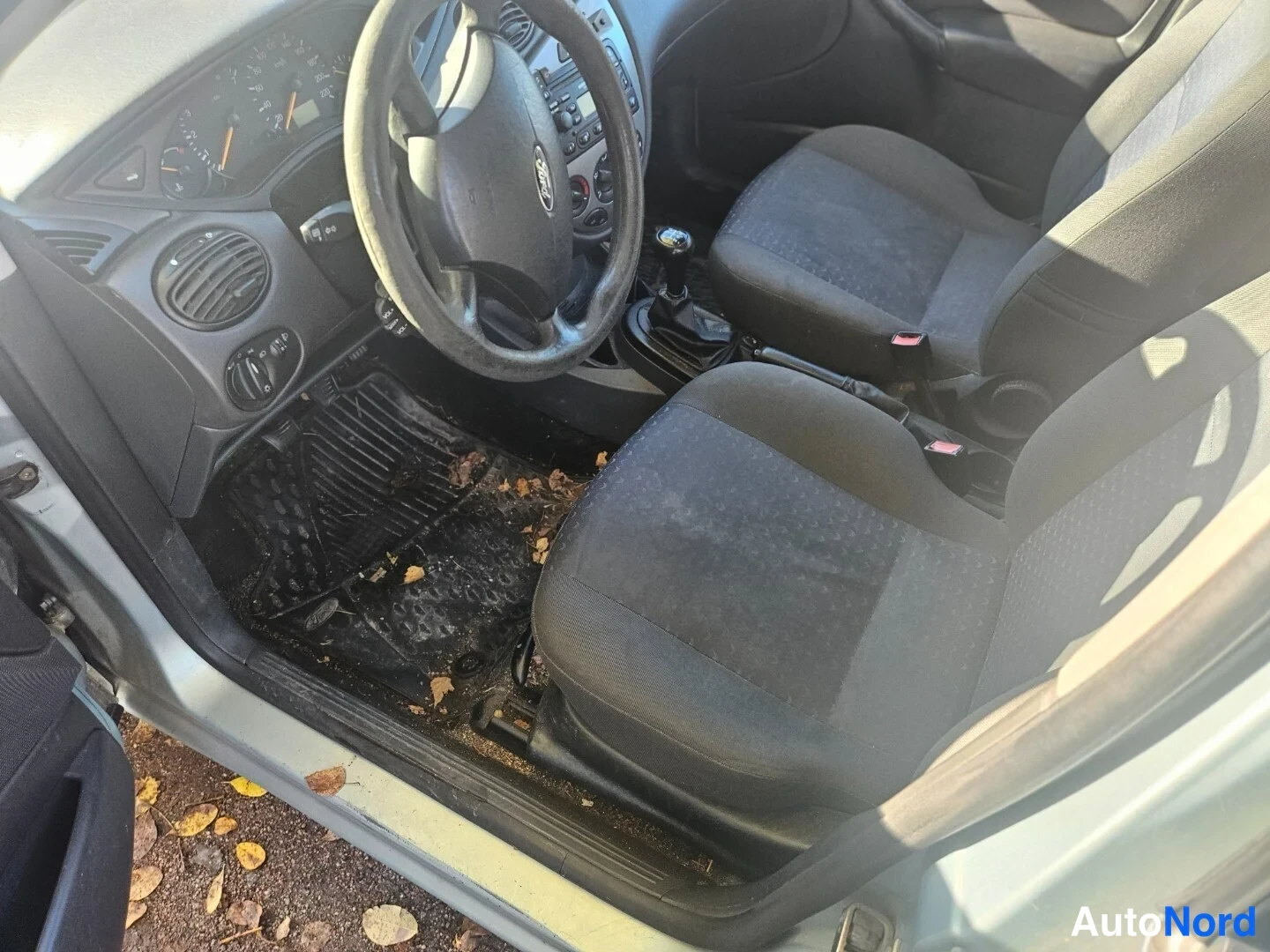 Hopea Ford Focus 2004, ohjaamo, kuva 5