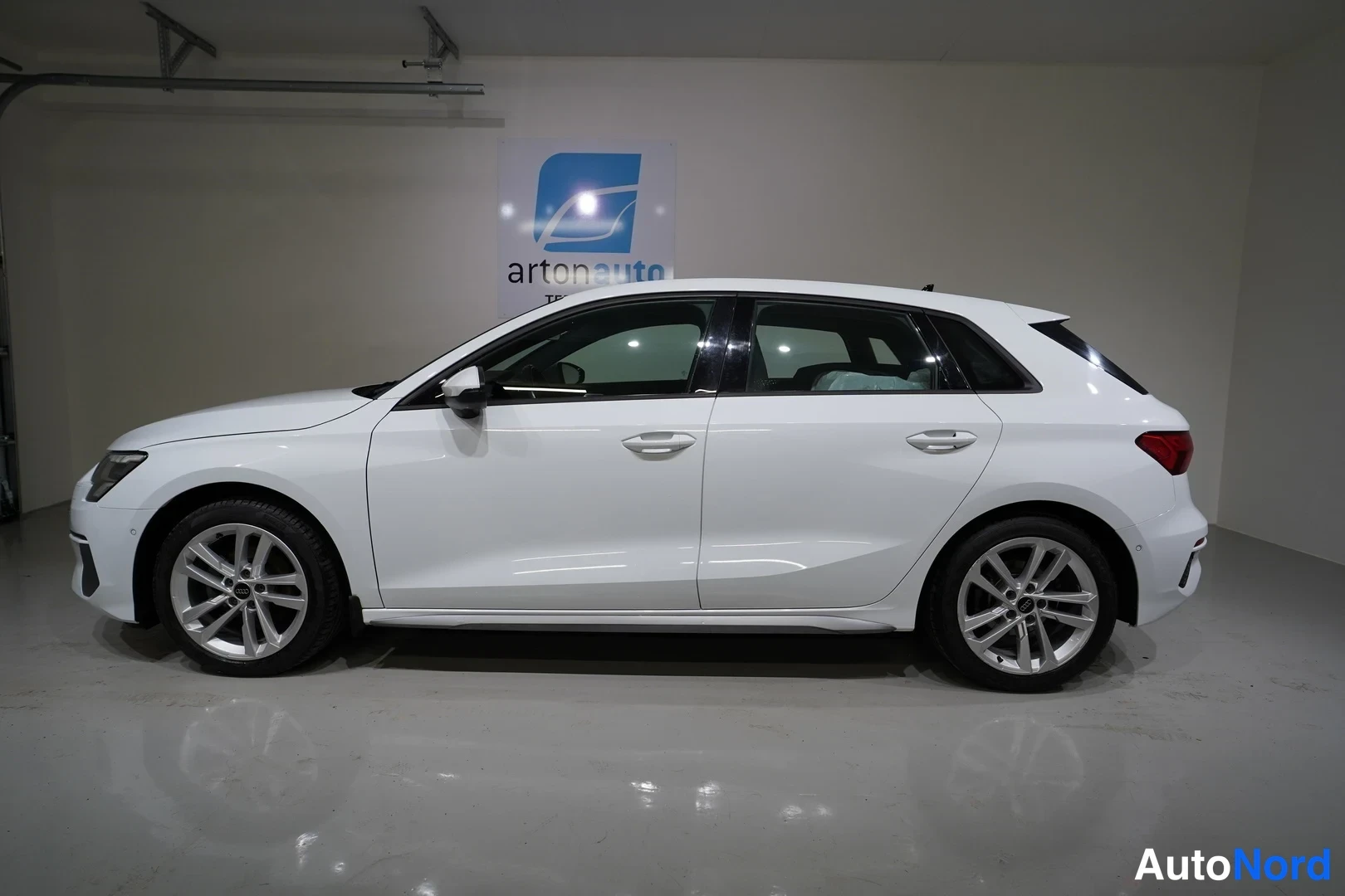 Valkoinen Audi A3 Sportback 2024, sivulta, kuva 3