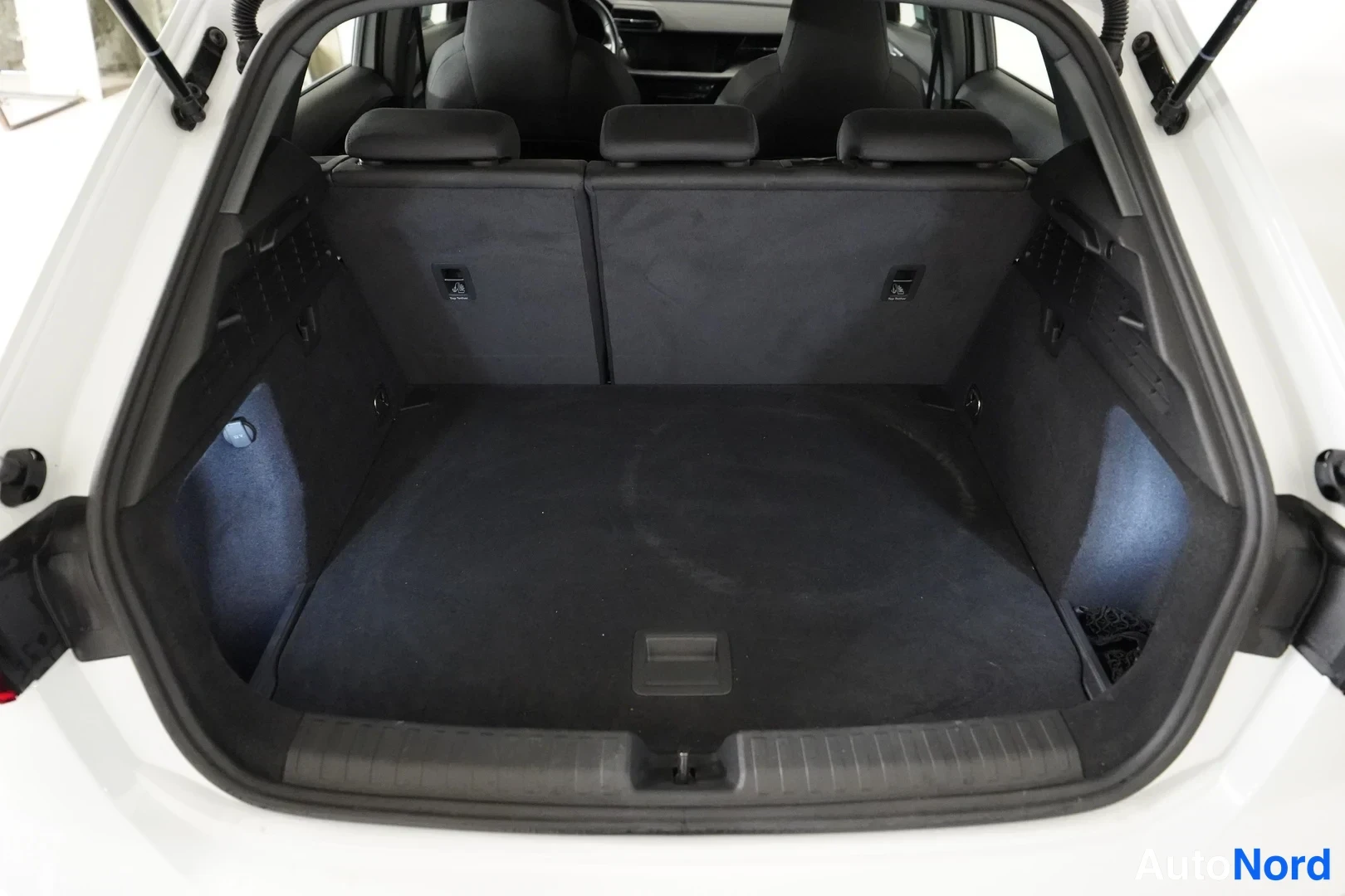 Valkoinen Audi A3 Sportback 2024, tavaratila, kuva 10
