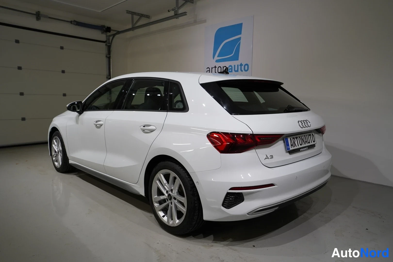 Valkoinen Audi A3 Sportback 2024, takaviisto, kuva 5