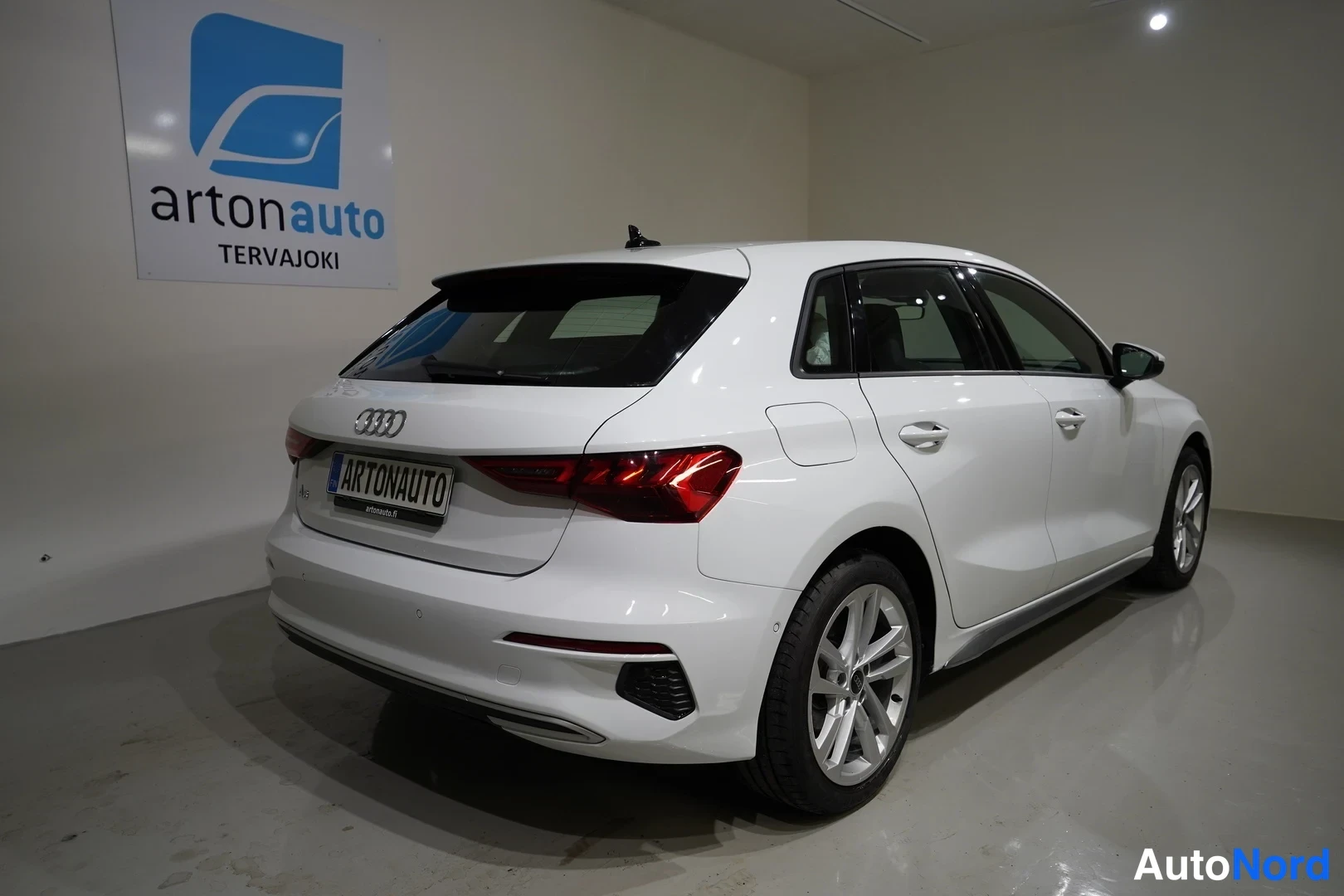 Valkoinen Audi A3 Sportback 2024, takaviisto, kuva 6