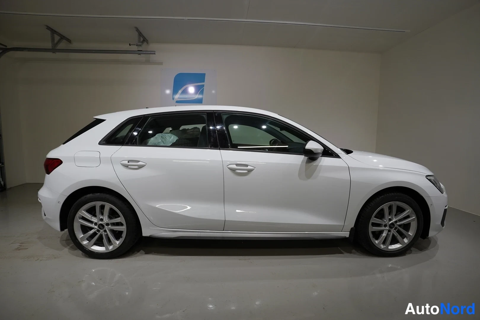 Valkoinen Audi A3 Sportback 2024, sivulta, kuva 4