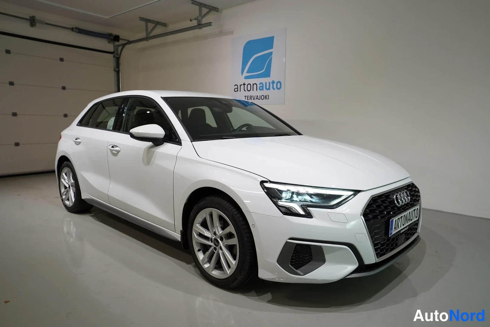 Valkoinen Audi A3 Sportback 2024, etuviisto, keula oikealle, kuva 2