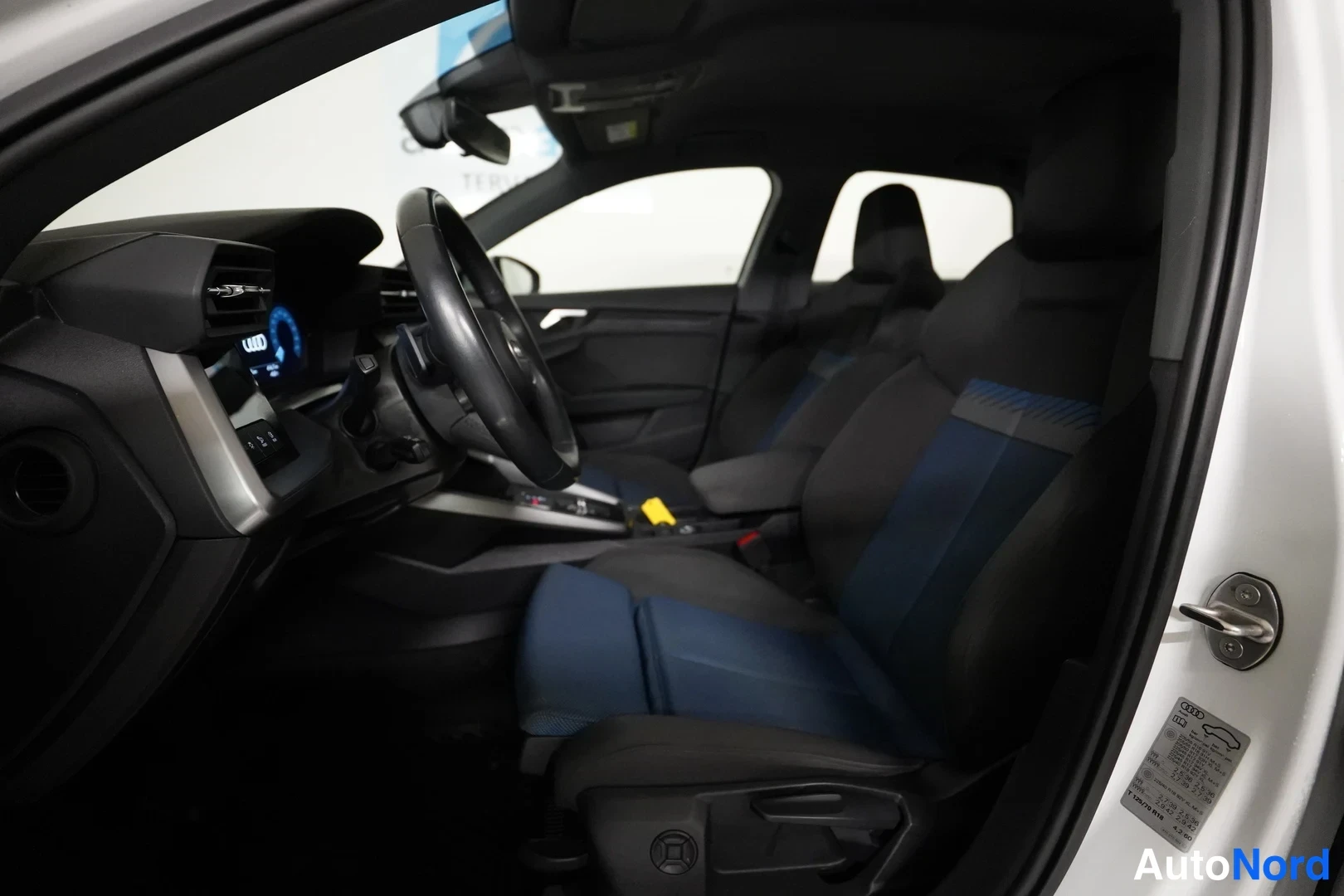 Valkoinen Audi A3 Sportback 2024, ohjaamo, kuva 7