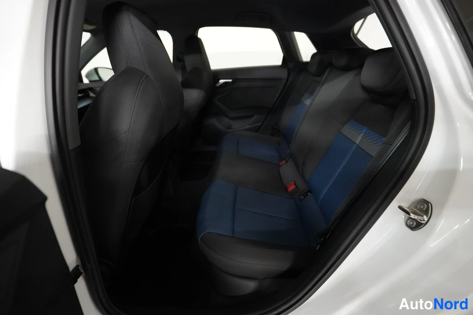 Valkoinen Audi A3 Sportback 2024, takaistuimet, kuva 9