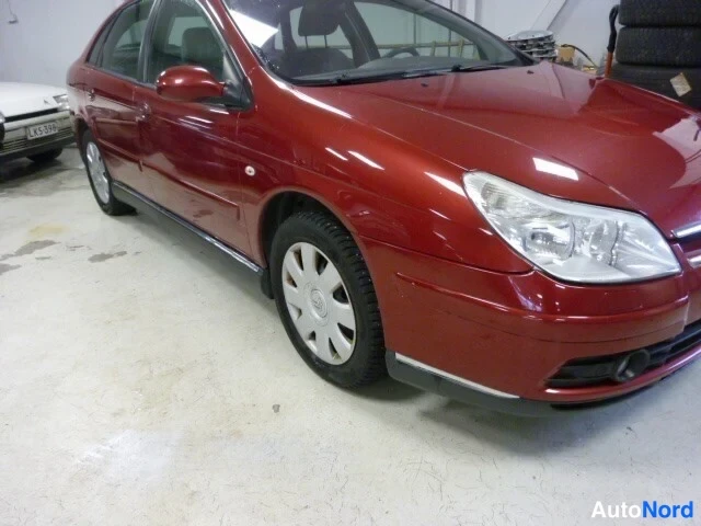 Punainen Citroen C5 2005, etuviisto, keula oikealle, kuva 2