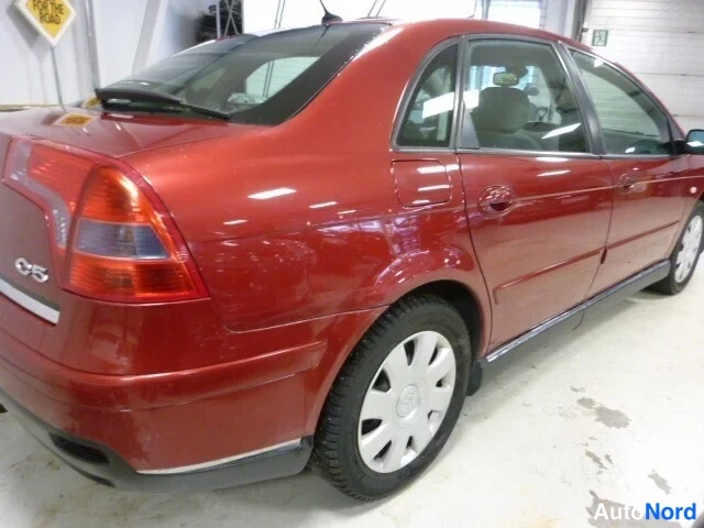 Punainen Citroen C5 2005, takaviisto, kuva 3