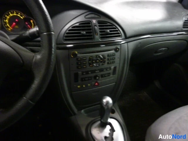 Punainen Citroen C5 2005, ohjaamo, kuva 4