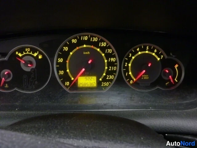 Punainen Citroen C5 2005, yksityiskohta, kuva 5