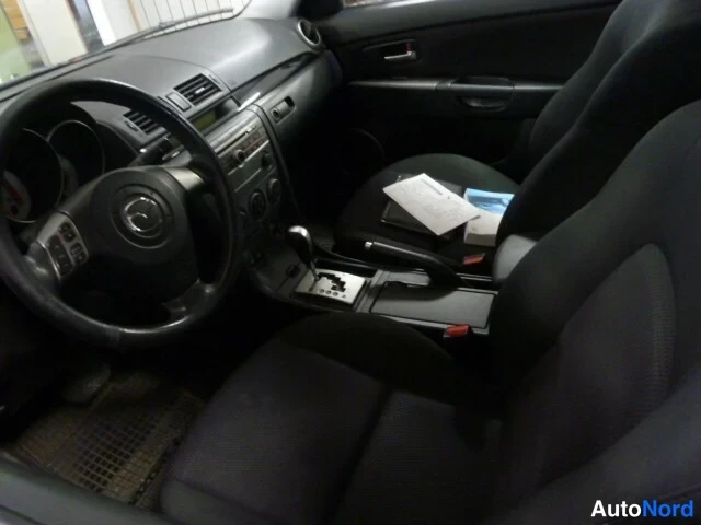 Punainen Mazda 3 2007, ohjaamo, kuva 4