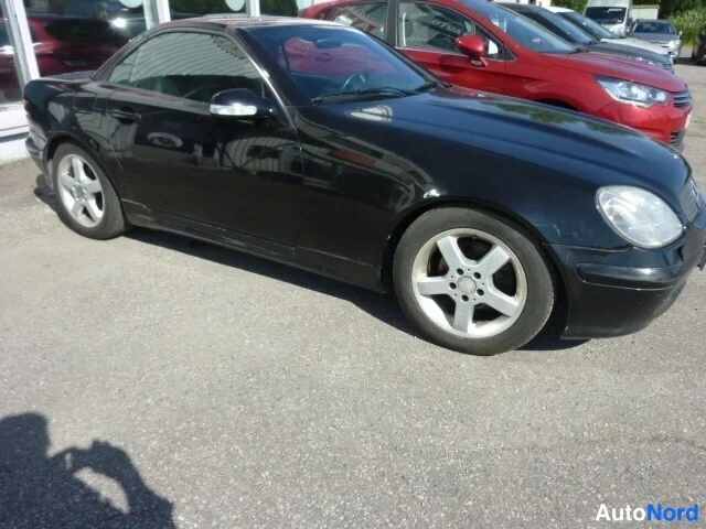 Musta Mercedes-Benz SLK 230 2001, etuviisto, keula oikealle, kuva 2