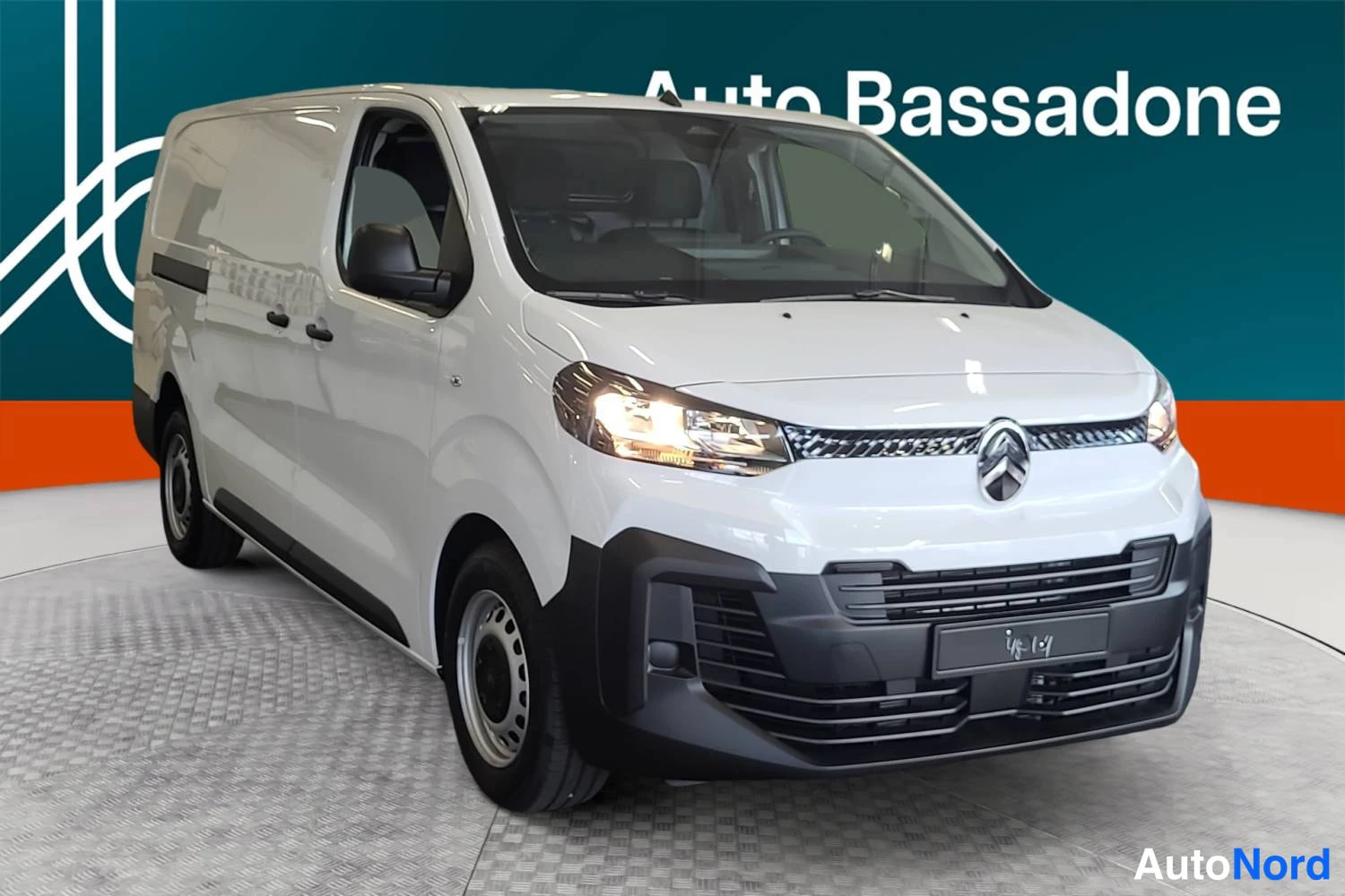 Valkoinen Citroen Jumpy 2026, etuviisto, keula oikealle, kuva 2