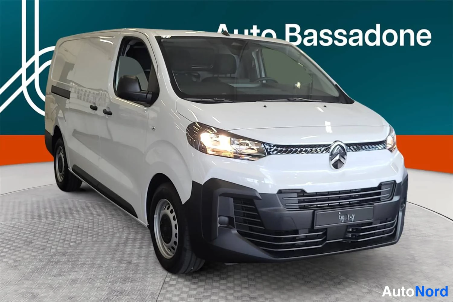 Valkoinen Citroen Jumpy 2026, etuviisto, keula vasemmalle, kuva 2