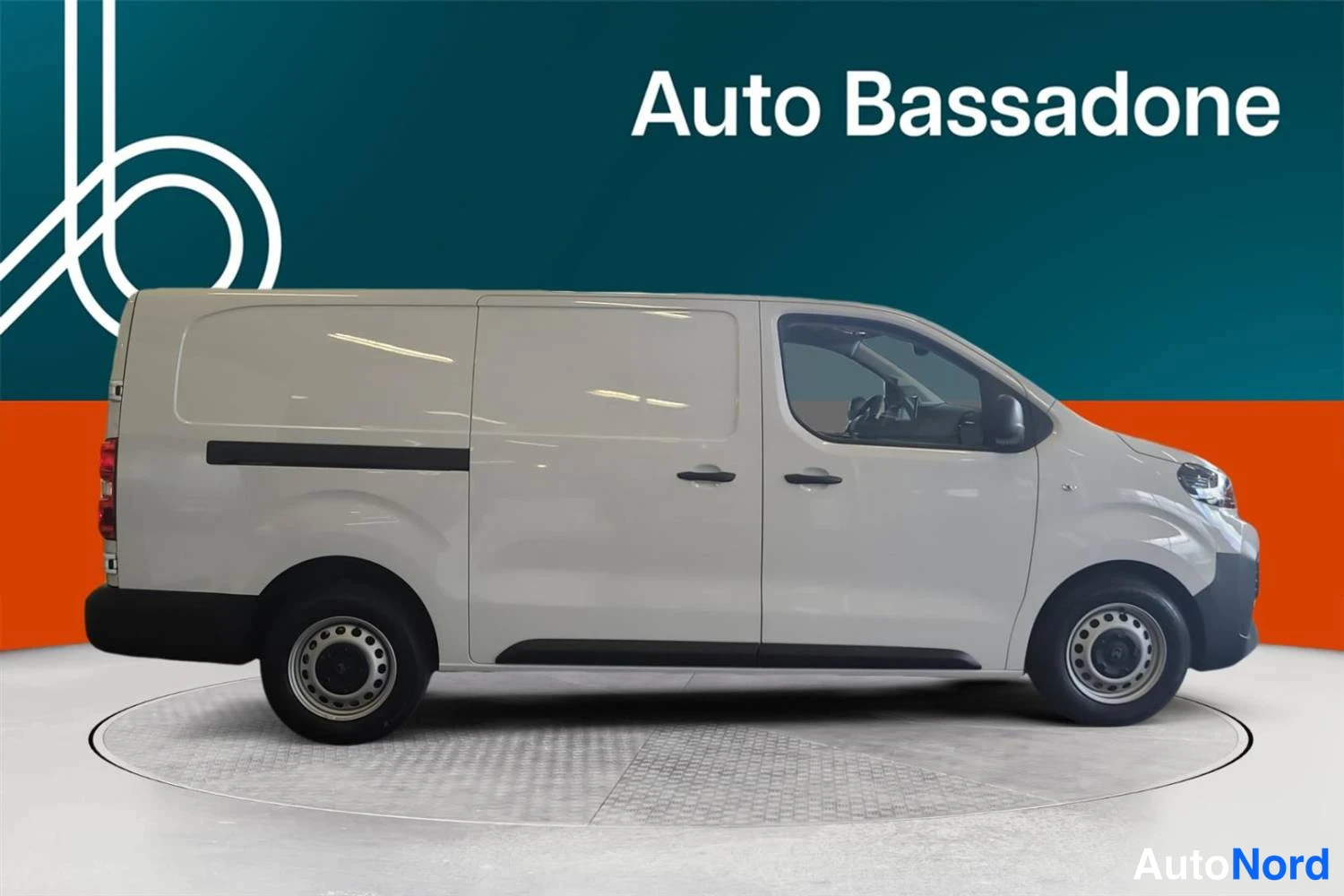 Valkoinen Citroen Jumpy 2026, sivulta, kuva 4