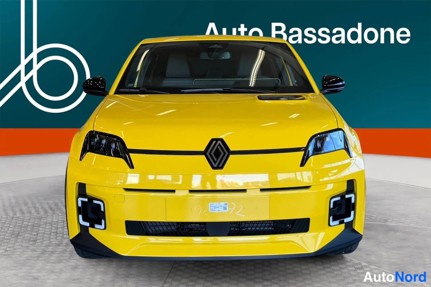 Keltainen Renault 5 E-Tech electric 2026, edestä, kuva 3