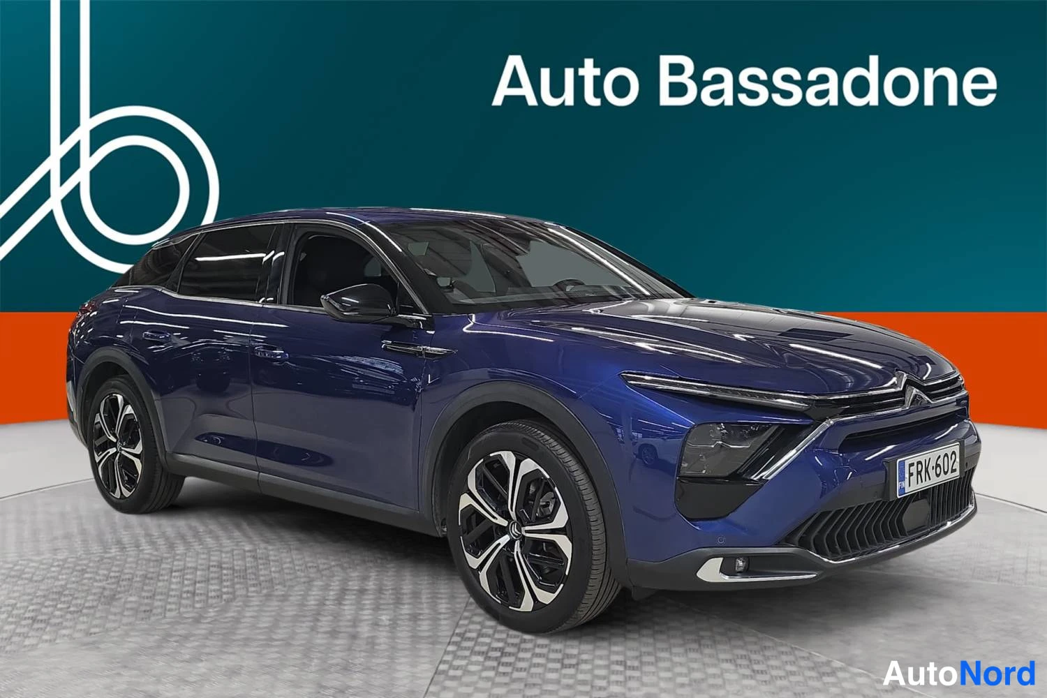Sininen Citroen C5 x 2023, etuviisto, keula oikealle, kuva 2