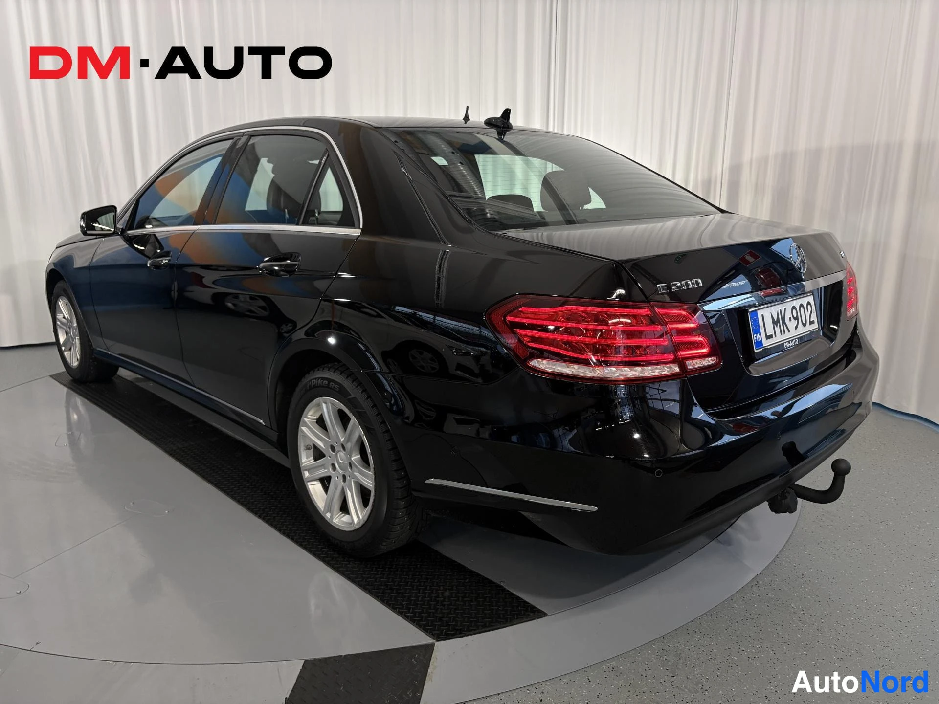 Musta Mercedes-Benz E 200 d 2014, takaviisto, kuva 11