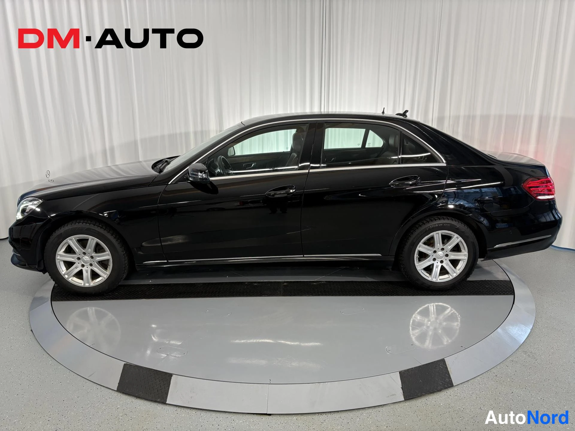 Musta Mercedes-Benz E 200 d 2014, etuviisto, keula vasemmalle, kuva 3