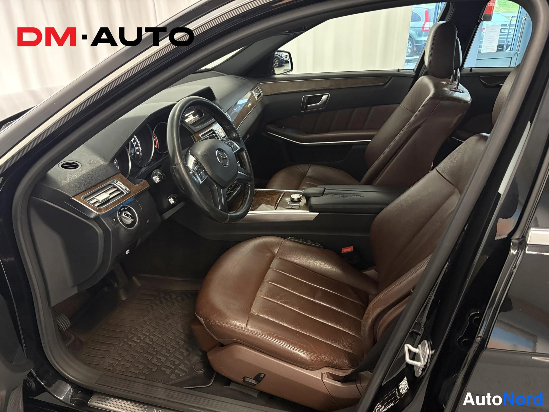 Musta Mercedes-Benz E 200 d 2014, ohjaamo, kuva 15