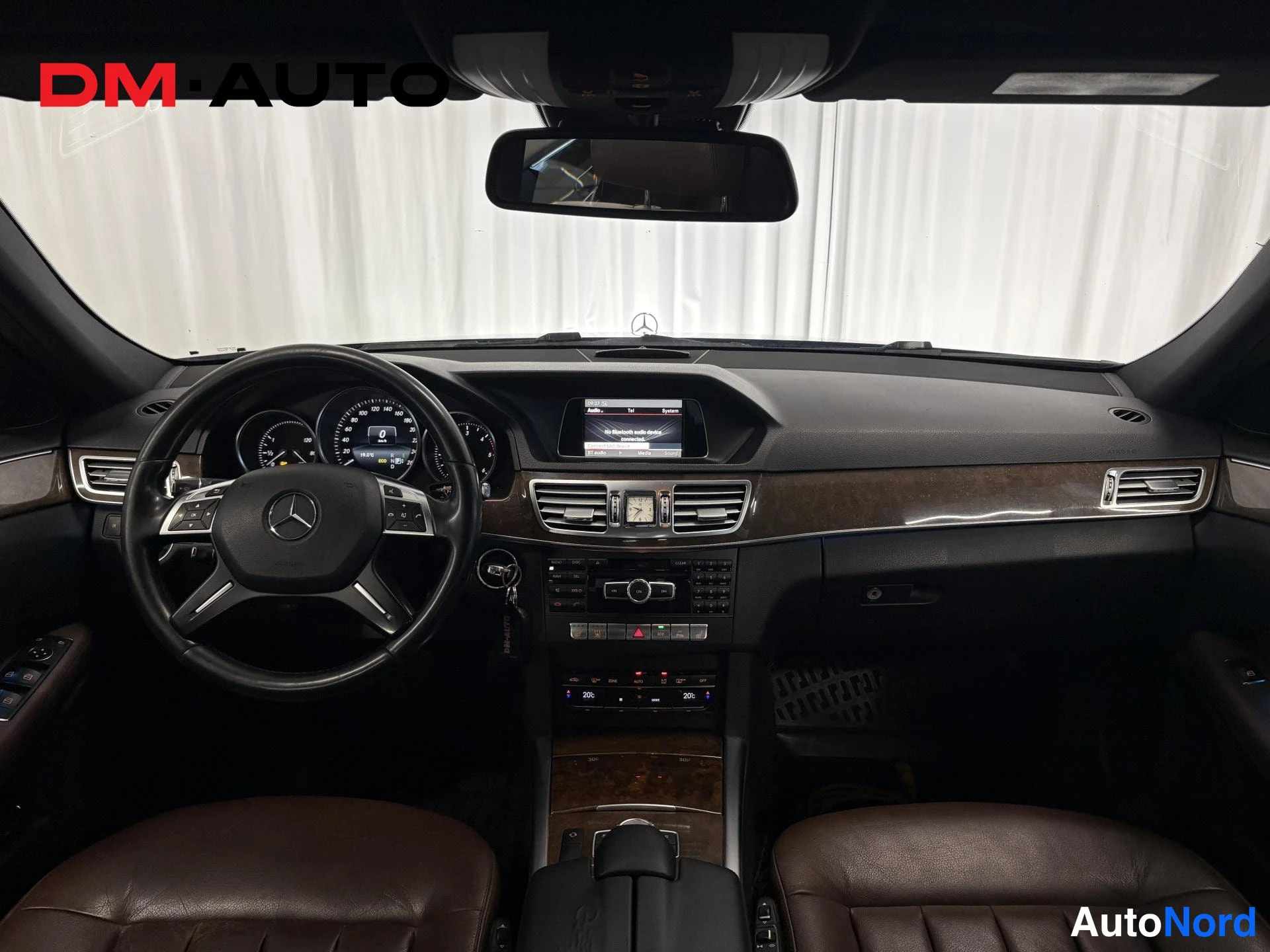 Musta Mercedes-Benz E 200 d 2014, ohjaamo, kuva 16