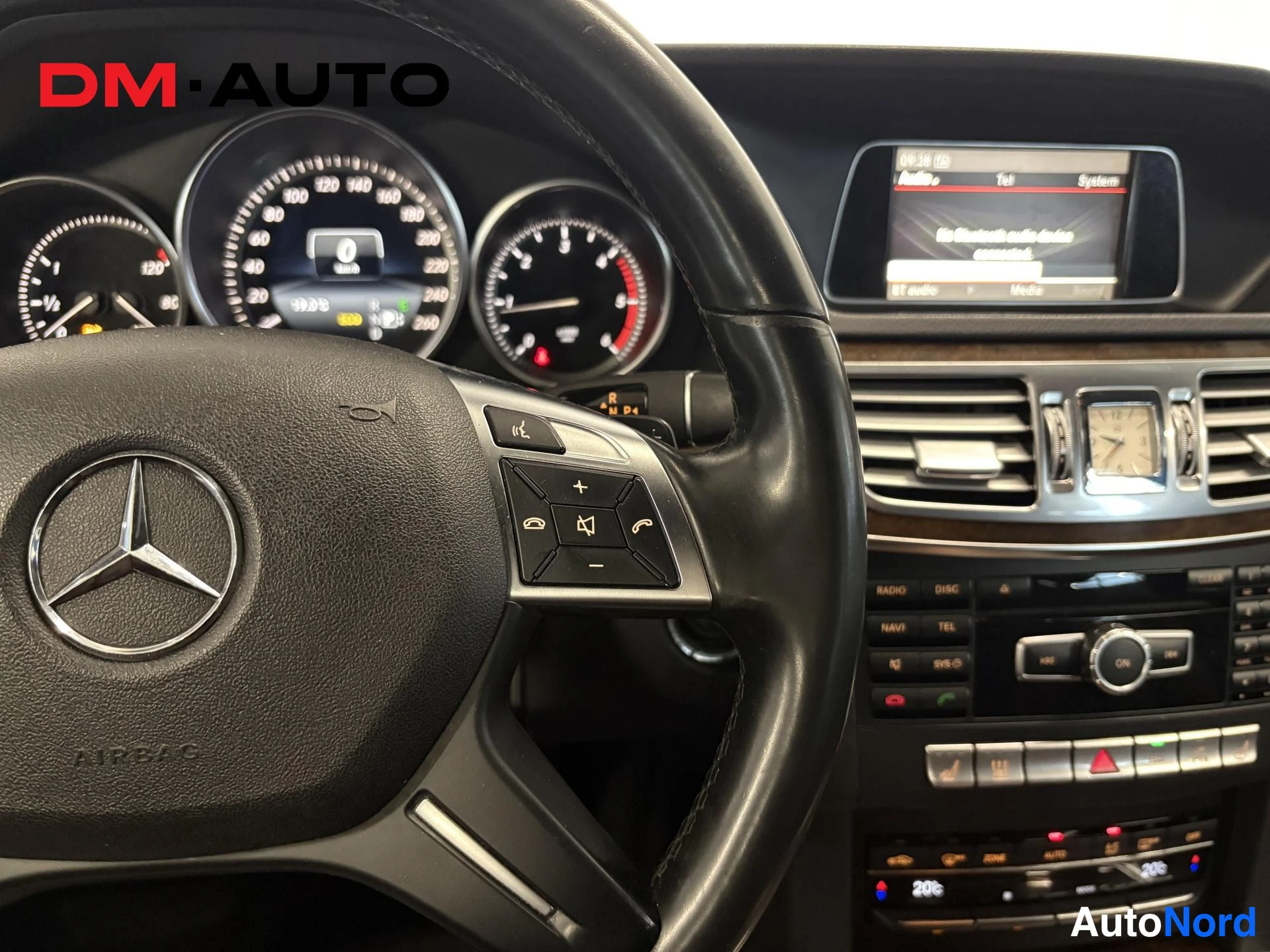 Musta Mercedes-Benz E 200 d 2014, ohjaamo, kuva 13