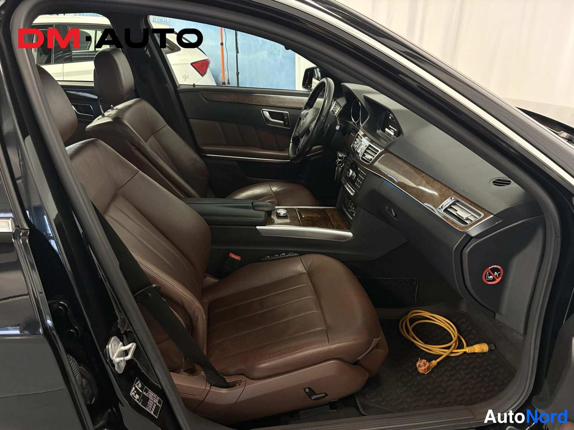 Musta Mercedes-Benz E 200 d 2014, ohjaamo, kuva 14