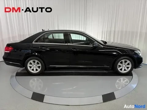 Musta Mercedes-Benz E 200 d 2014, sivulta, kuva 9