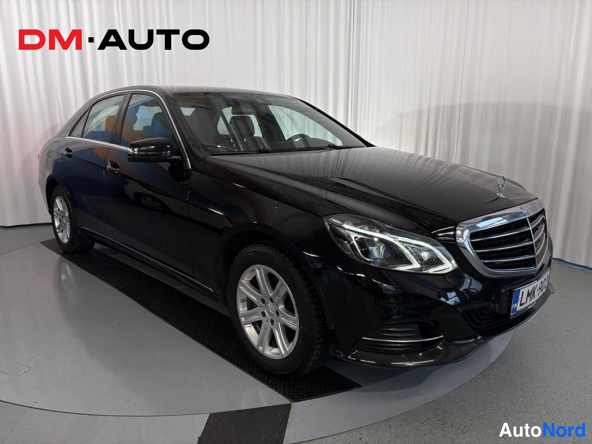 Musta Mercedes-Benz E 200 d 2014, etuviisto, keula oikealle, kuva 5