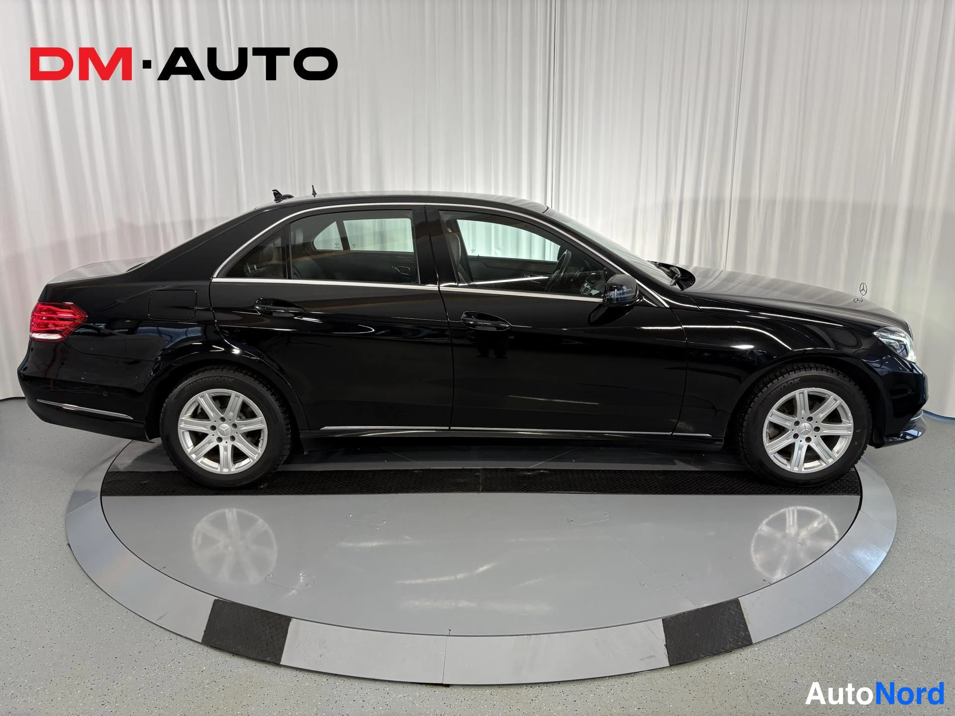 Musta Mercedes-Benz E 200 d 2014, sivulta, kuva 8