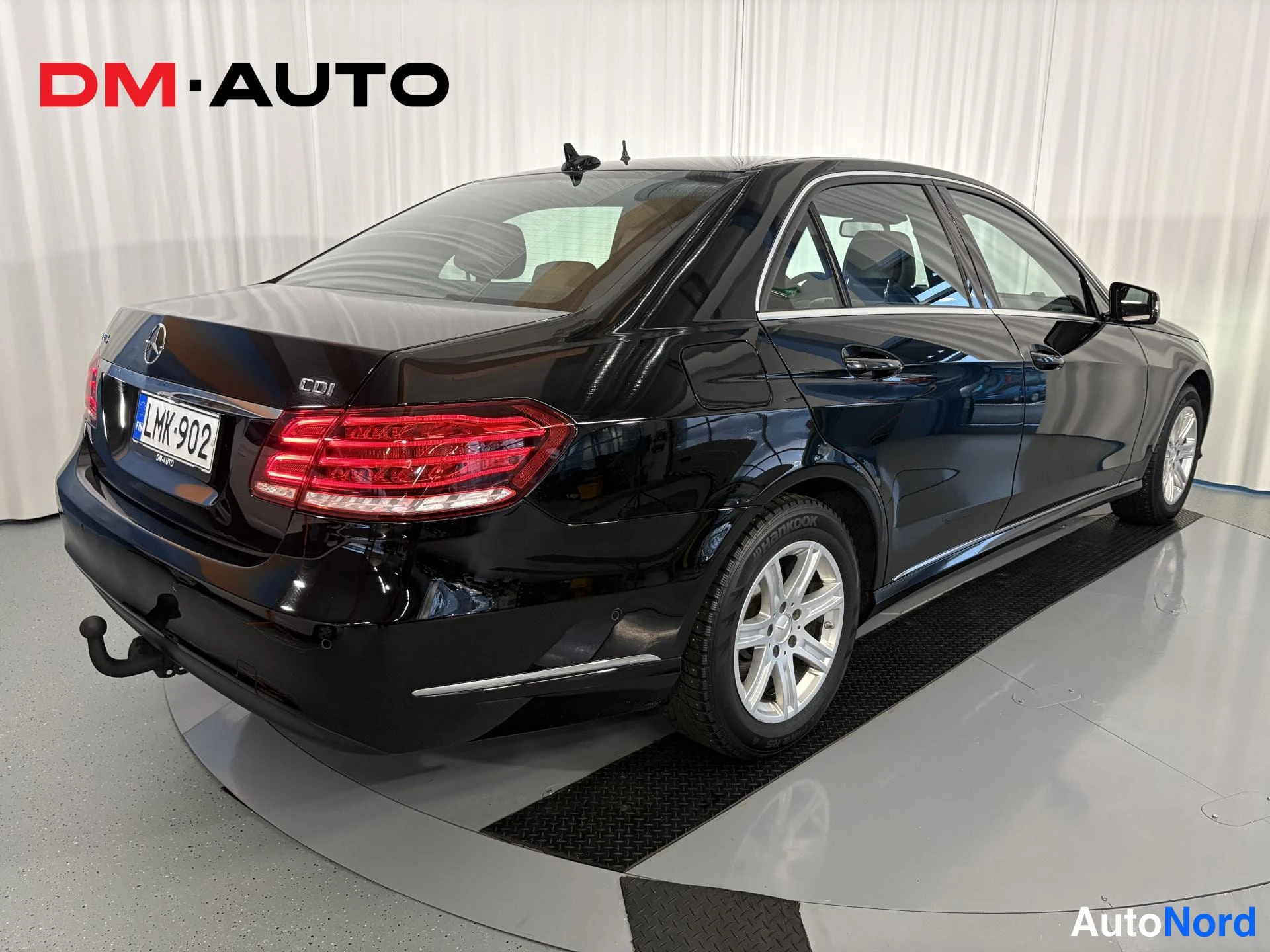 Musta Mercedes-Benz E 200 d 2014, takaviisto, kuva 10