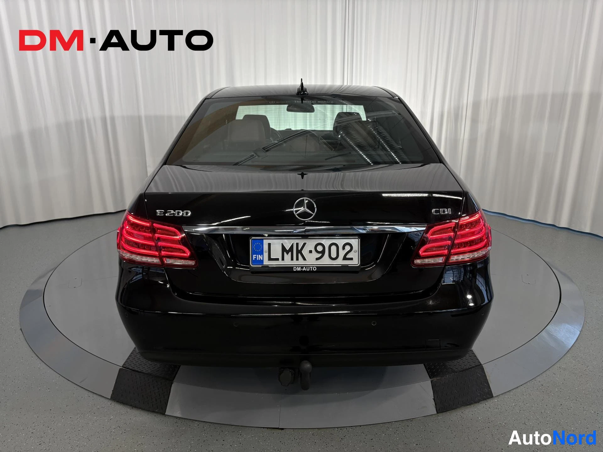 Musta Mercedes-Benz E 200 d 2014, takaa, kuva 12