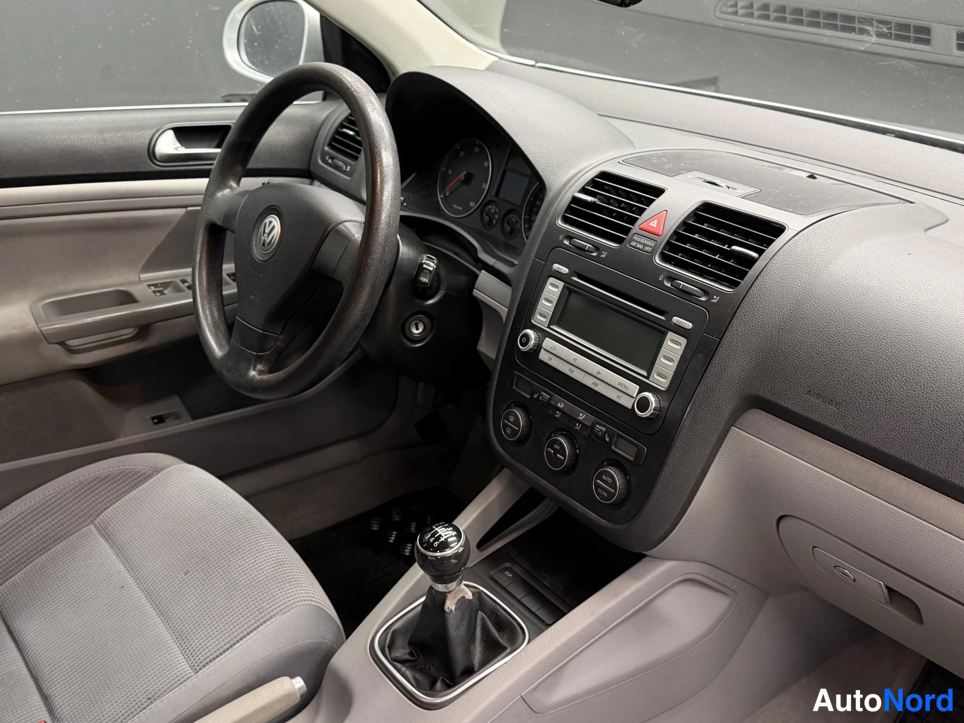 Hopea Volkswagen Jetta 2006, ohjaamo, kuva 8