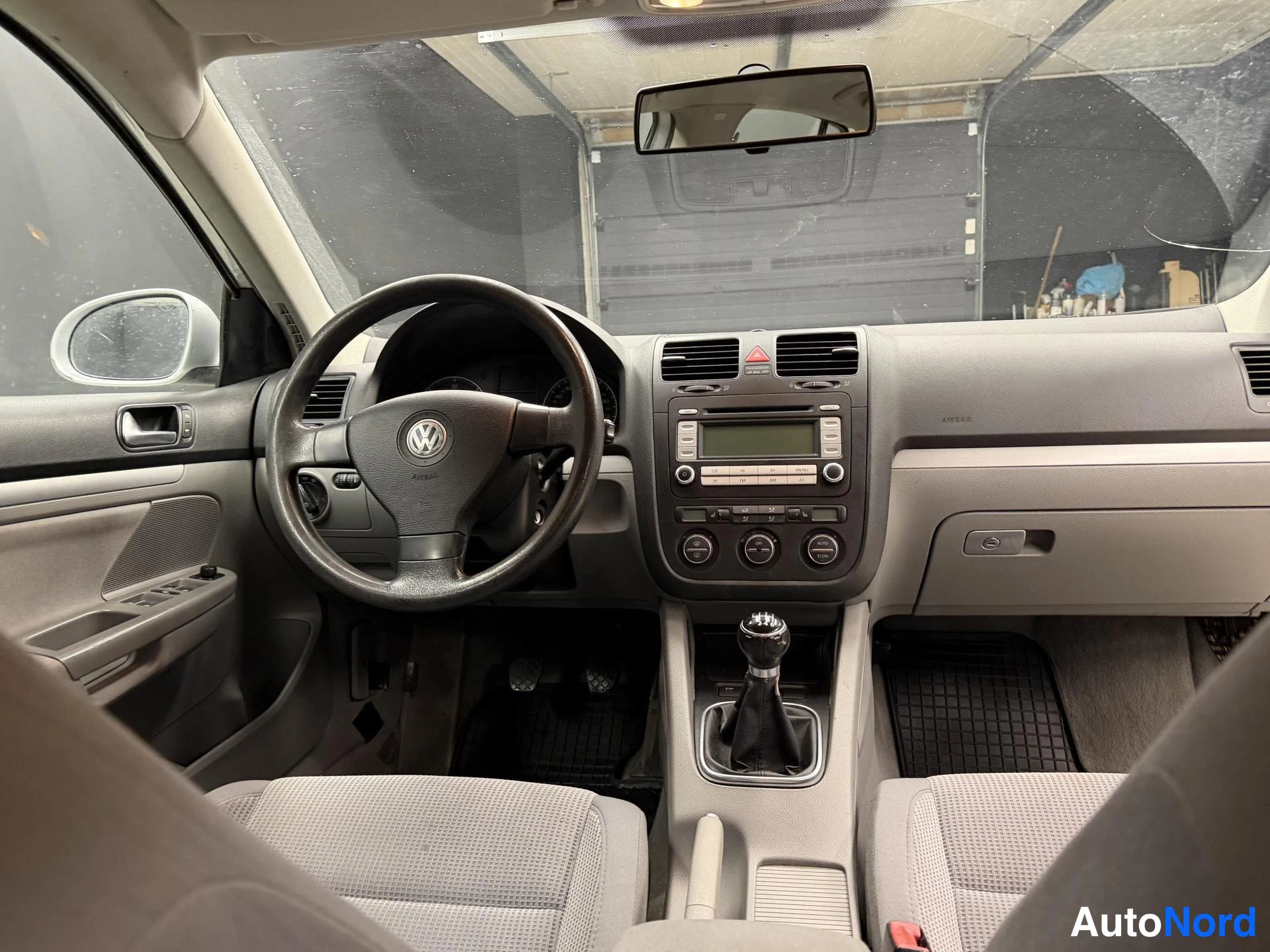 Hopea Volkswagen Jetta 2006, ohjaamo, kuva 7
