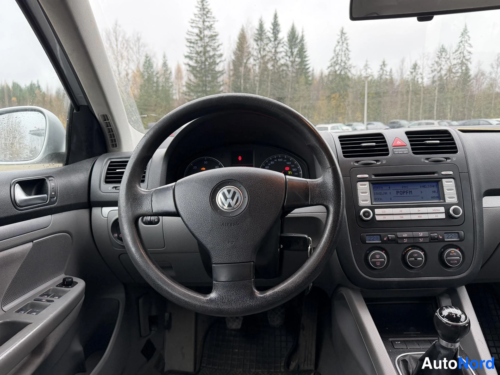 Hopea Volkswagen Jetta 2006, ohjaamo, kuva 9